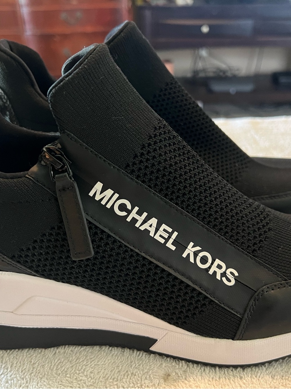 Michael Kors Women’s Willis Stretch Knit Trainer Size 10 - Picture 2 of 5